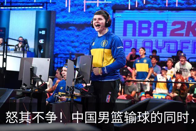 怒其不争！中国男篮输球的同时，日本替补席做出哭鼻子的嘲讽动作